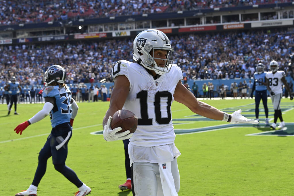 Titans never trail in keeping Raiders winless