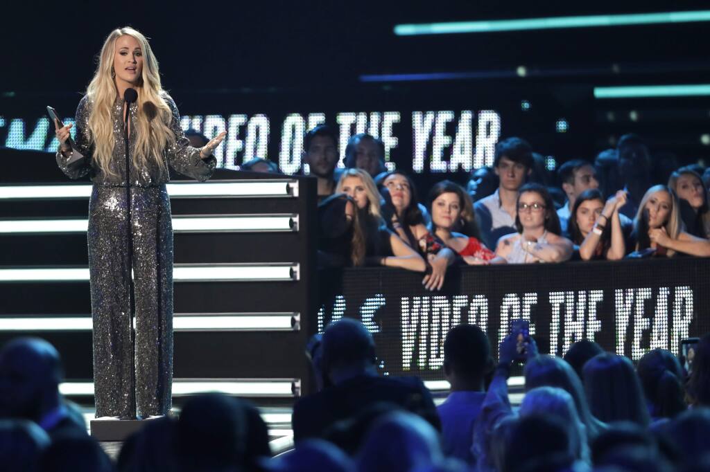 Anmeldelse mere og mere Narabar Carrie Underwood makes history again, Blake Shelton wins top CMT Award