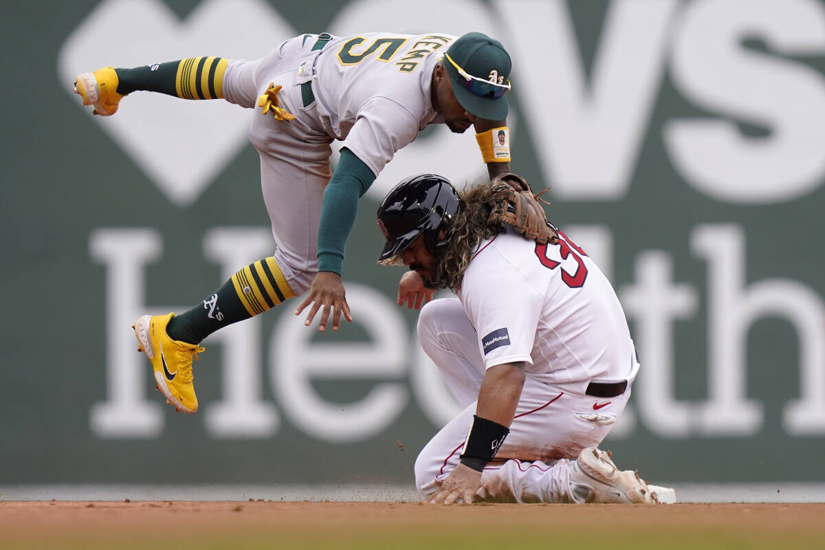 Red Sox rally, extend winning streak to 5 games with 4-3 victory over A's