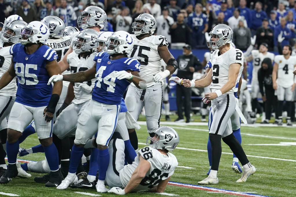 Derek Carr, Raiders beat Colts 23-20 to close in on playoff spot