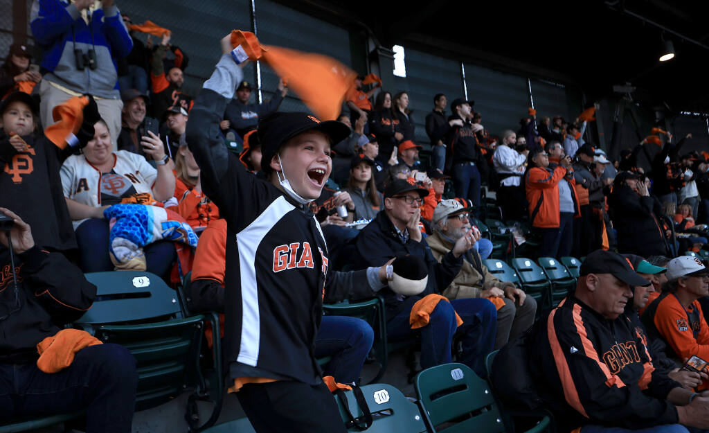Giants beat Dodgers in Game 1 of historic playoff series