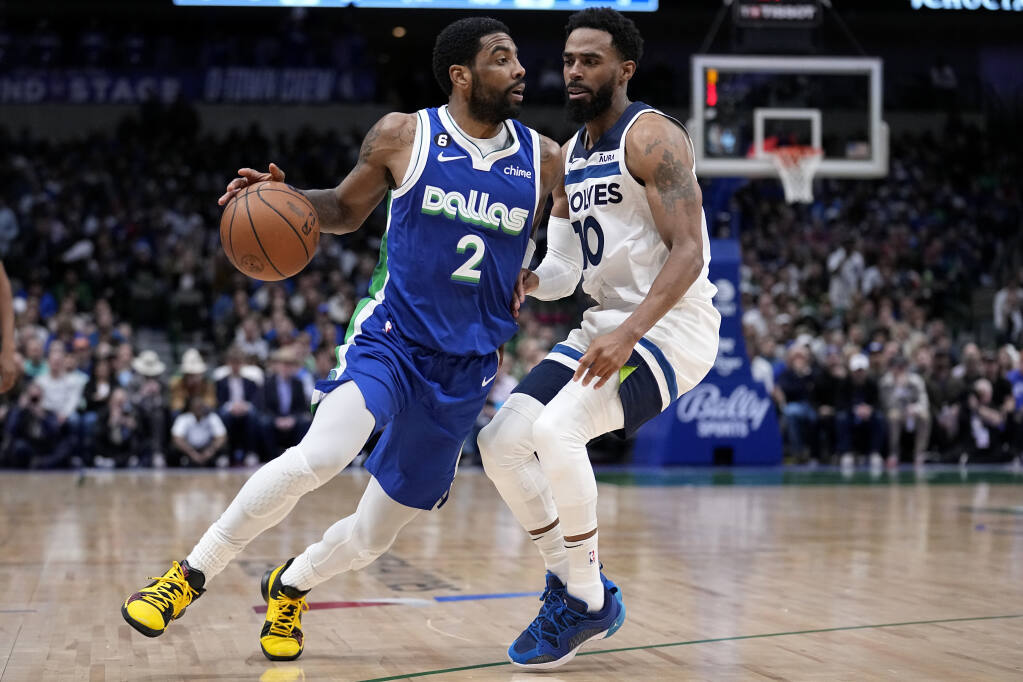 Red de comunicacion Poderoso Categoría Kyrie Irving debuts in Dallas not wanting to talk about future