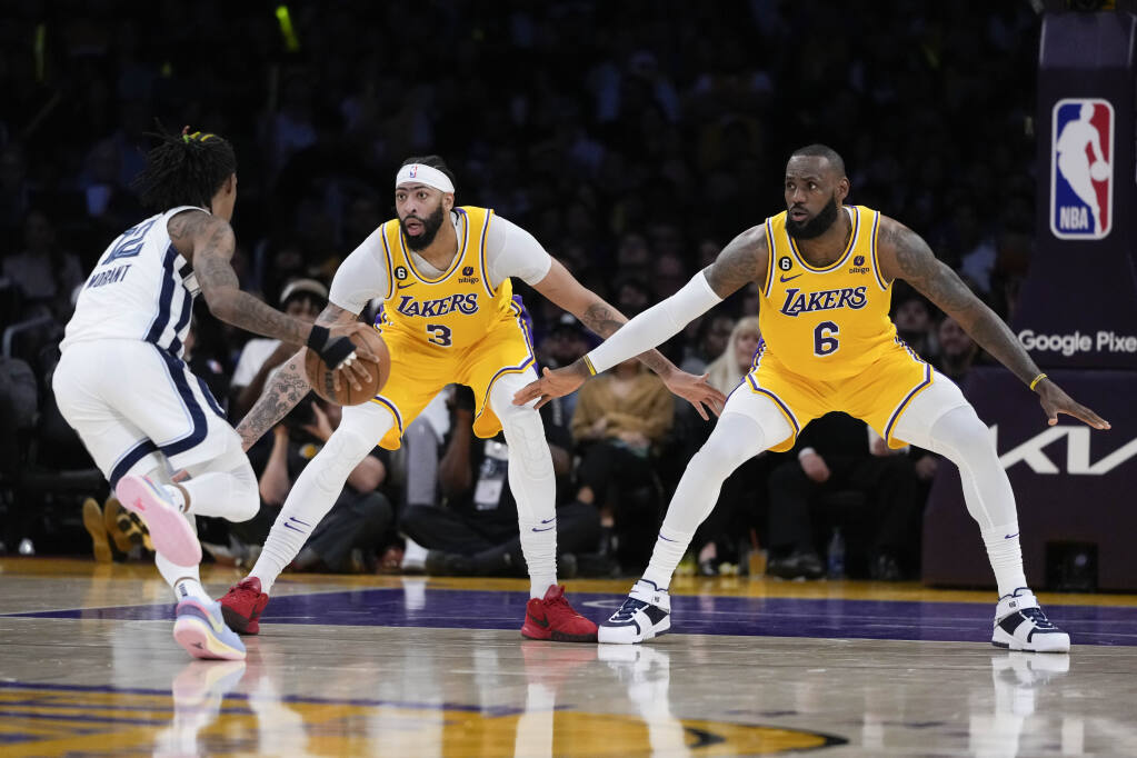 Anthony Davis' huge night helps Lakers win playoff series opener against  Warriors, NBA
