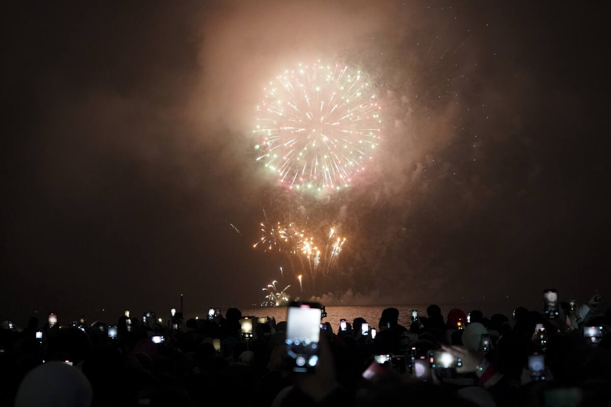 New Year's Eve celebrations sweep around the world, but wars cast a shadow  on 2024