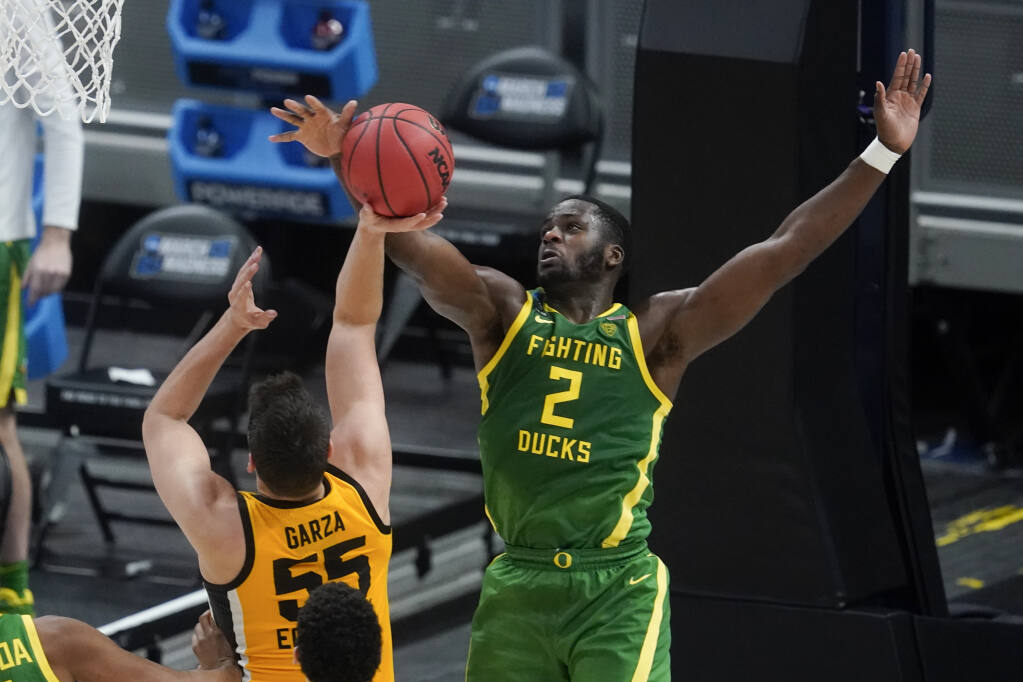 Chris Duarte's 23 points lead Oregon's high-powered offense in upset win  over Iowa 
