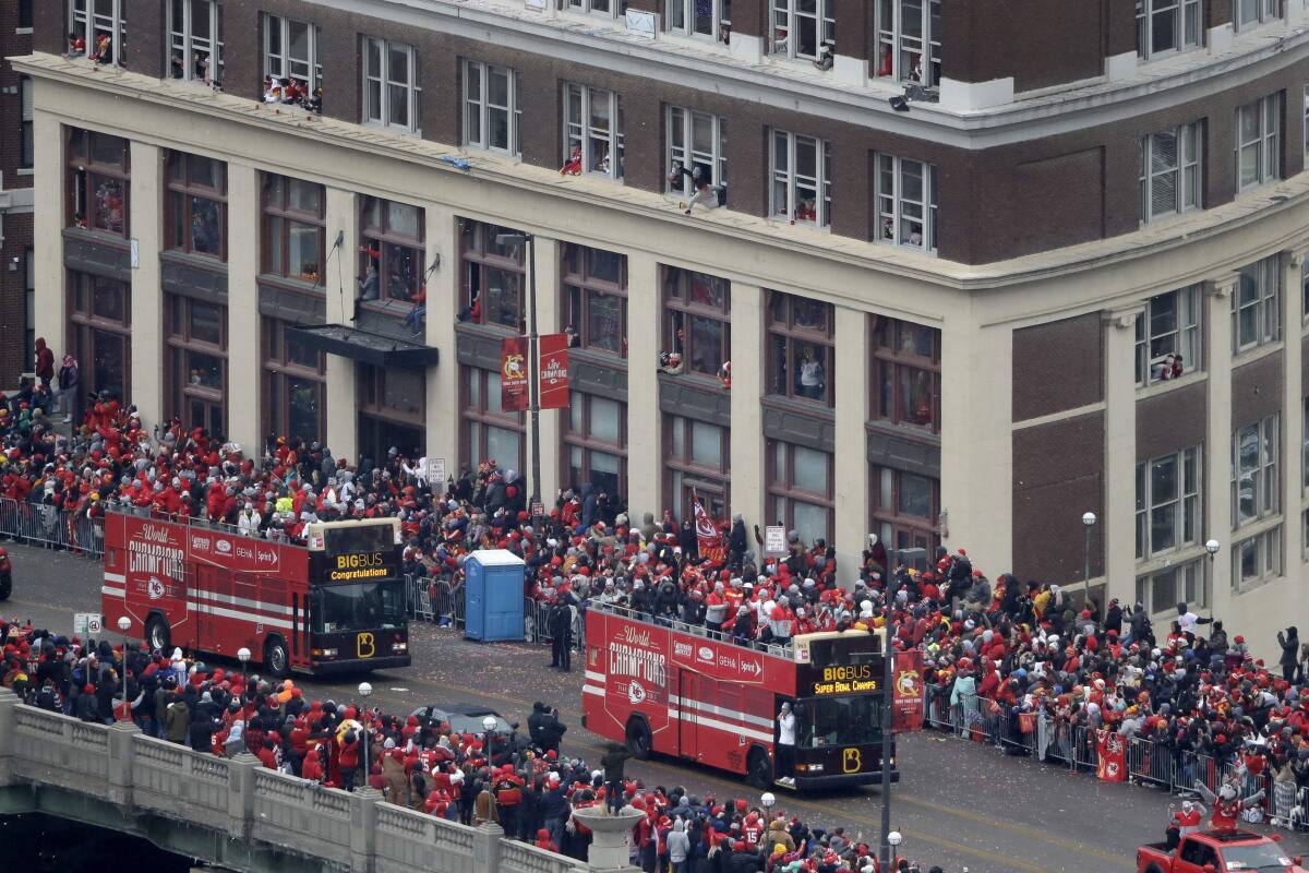 Chilly Chiefs fans turn out for Super Bowl victory parade - Los