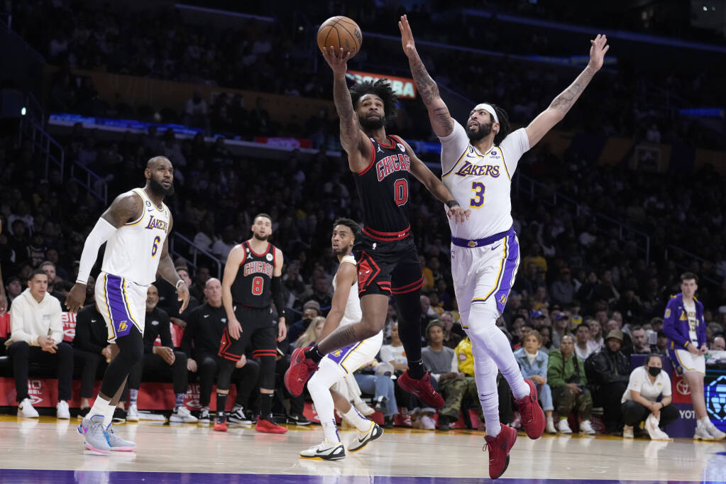 LeBron James scores 32 points to help Lakers beat Hawks