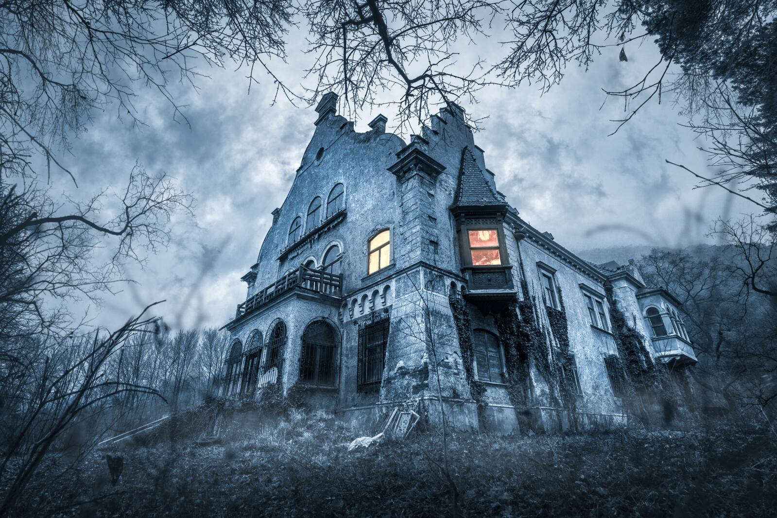 Scary home. Хаунтед Хаус призрак. Викторианский особняк с привидениями. Страшный дом.