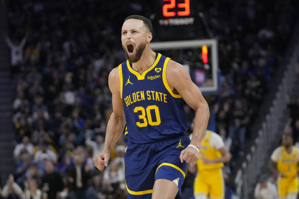 Stephen Curry scores 32 points as Warriors beat Lakers team missing LeBron  James, 128-110