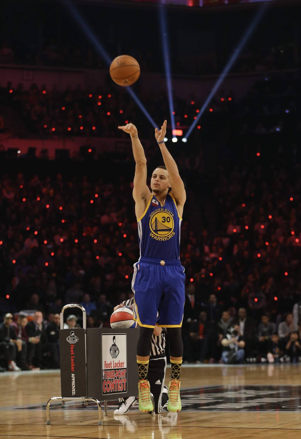 Watch: Stephen Curry beats Klay Thompson in giant three-point contest