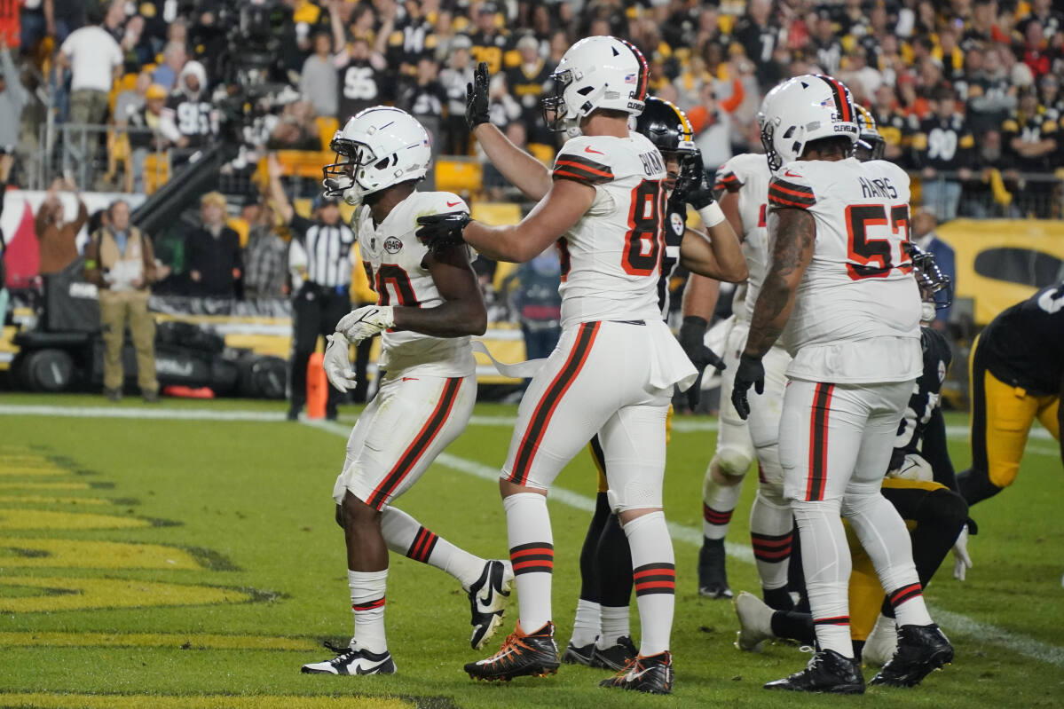T.J. Watt's scoop-and-score lifts Steelers past Browns 26-22
