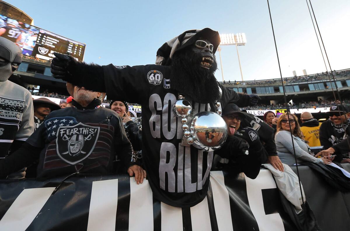 Raiders' one-of-a-kind Oakland experience coming to an end