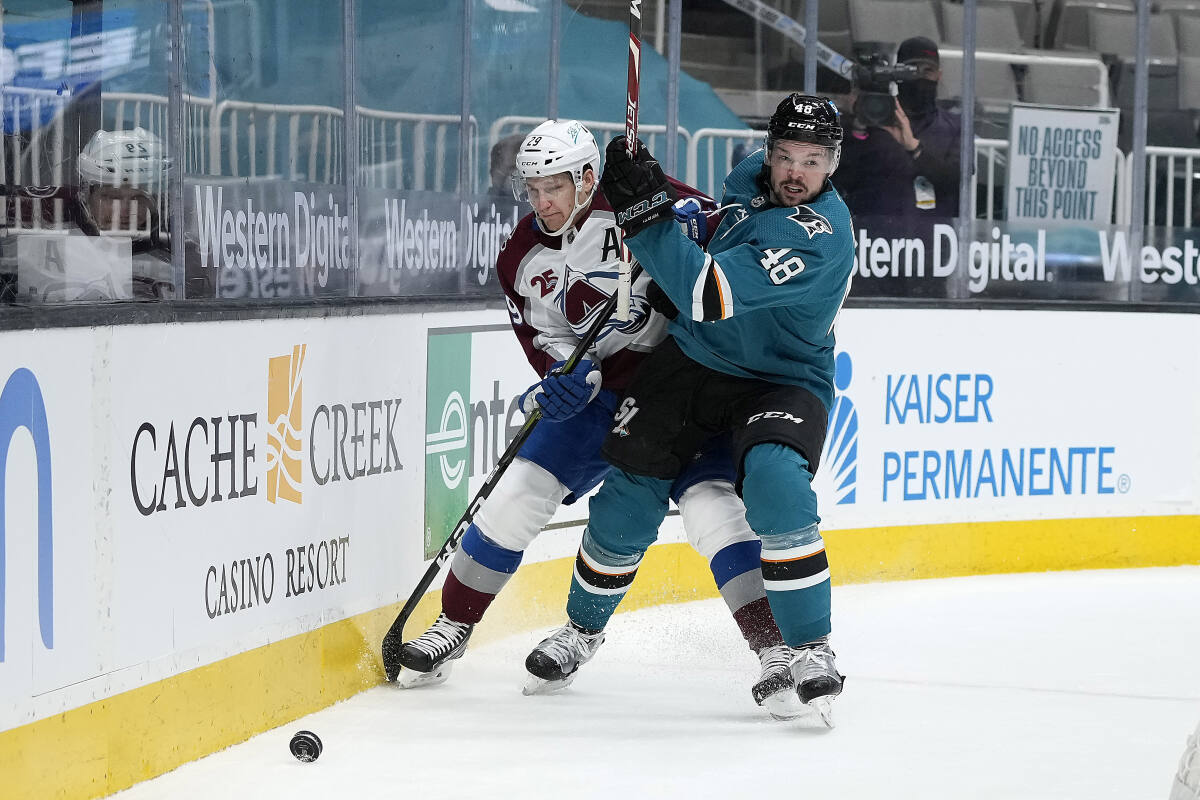 Avalanche prospect Alex Newhook set to return to Boston College