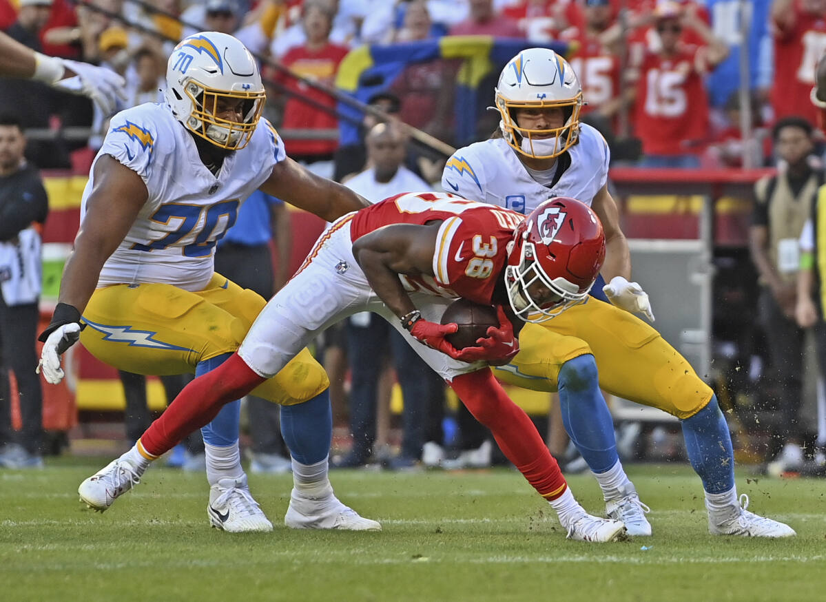 Mahomes throws for 424 yards and 4 TDs, Kelce has big day as Chiefs beat  Chargers 31-17