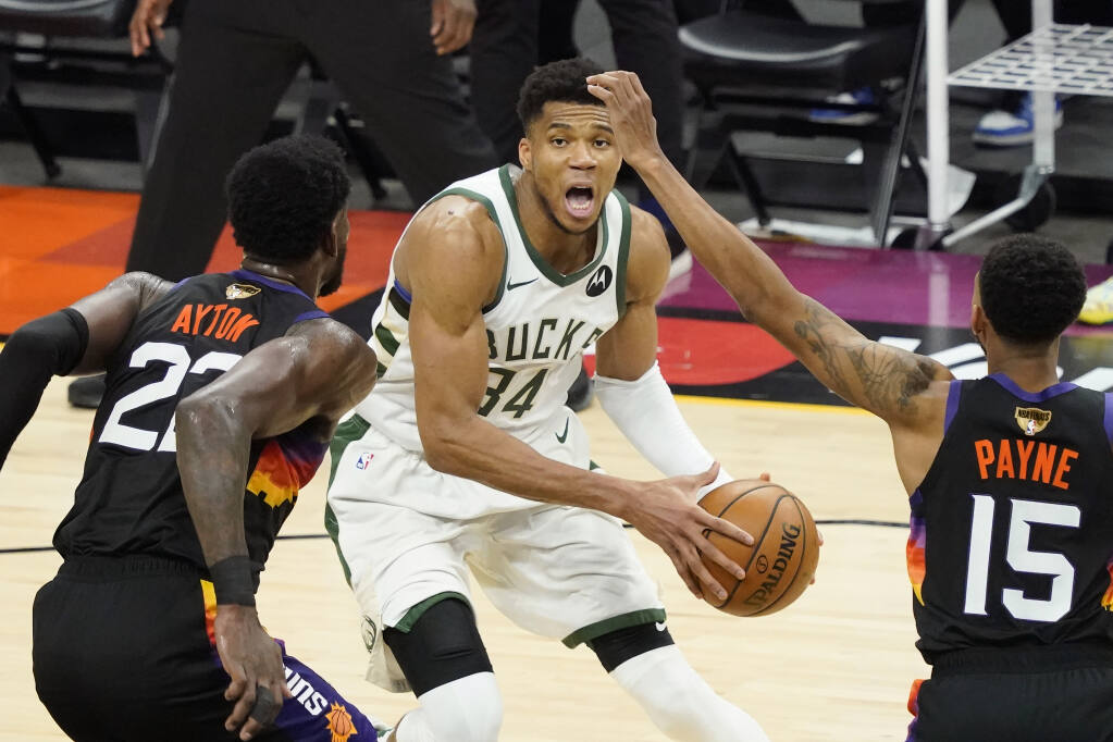 Giannis Antetokounmpo has great reaction to brother's monster dunk