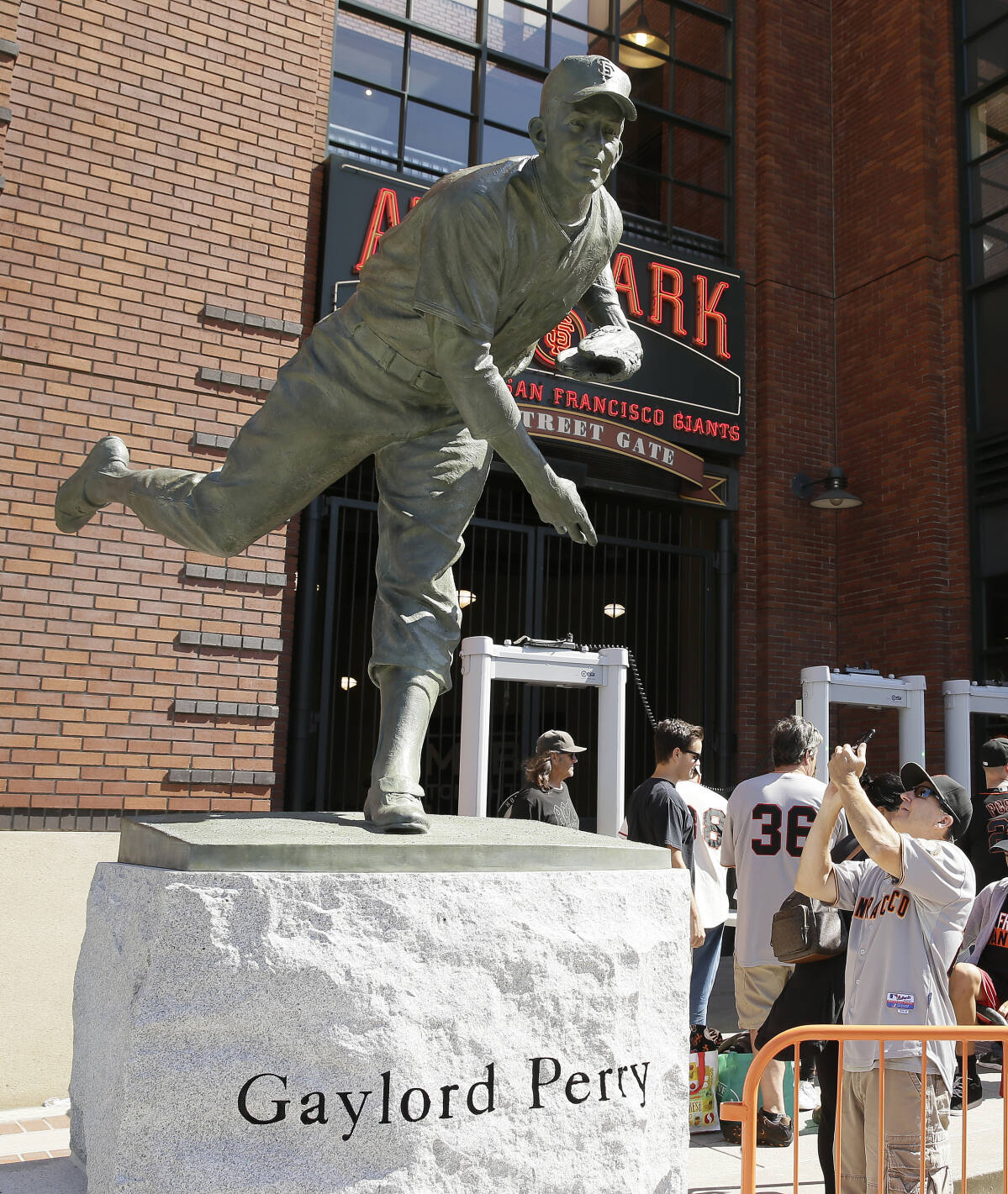 Other, San Francisco Giants Gaylord Perry Replica Statue