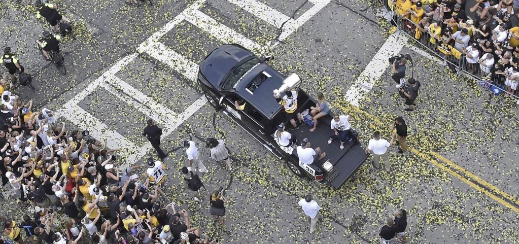 Pens' Stanley Cup parade draws throngs of fans