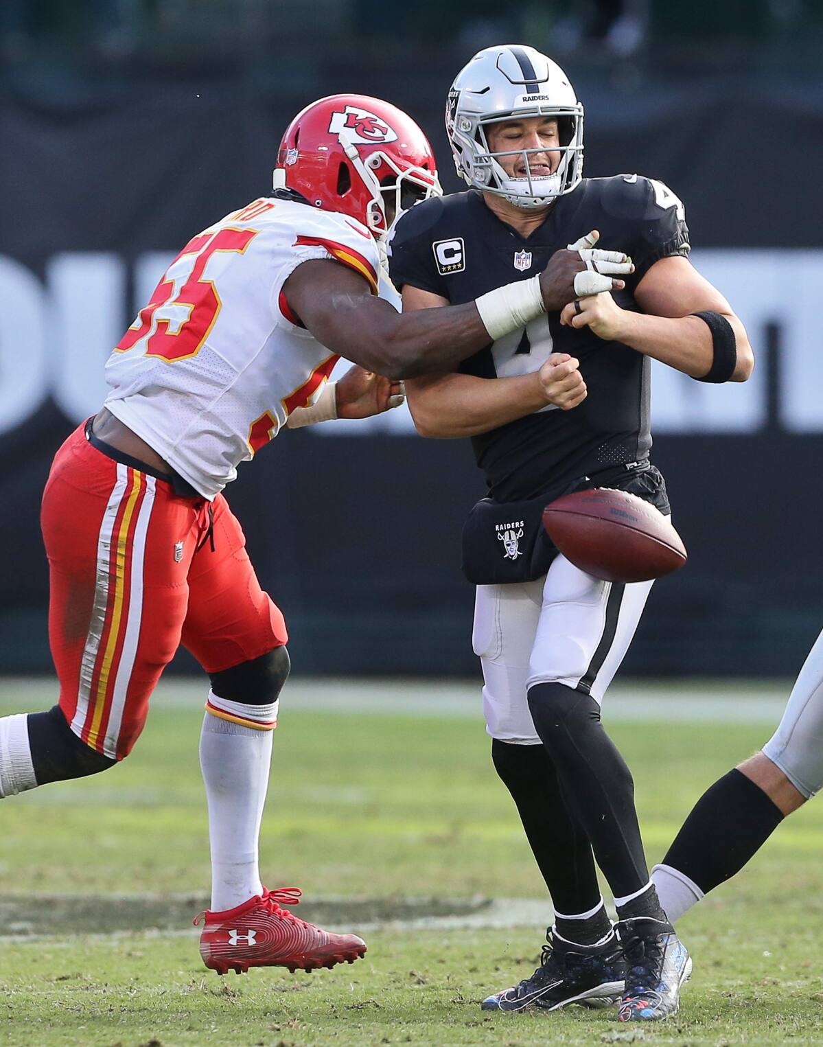 Raiders lineman finds scissors in the middle of field vs. Chiefs