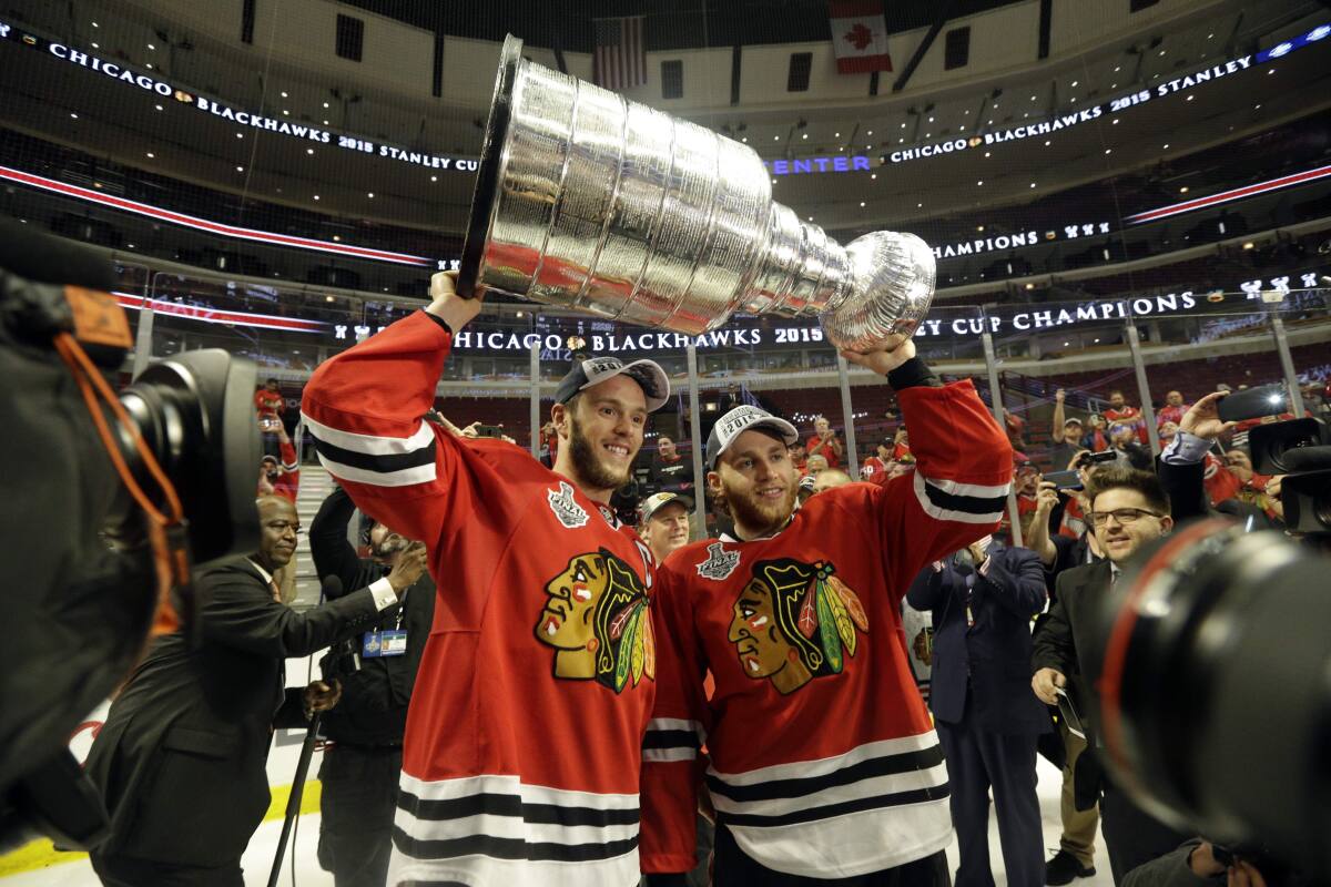 Toews hands the Stanley Cup to Timonen 