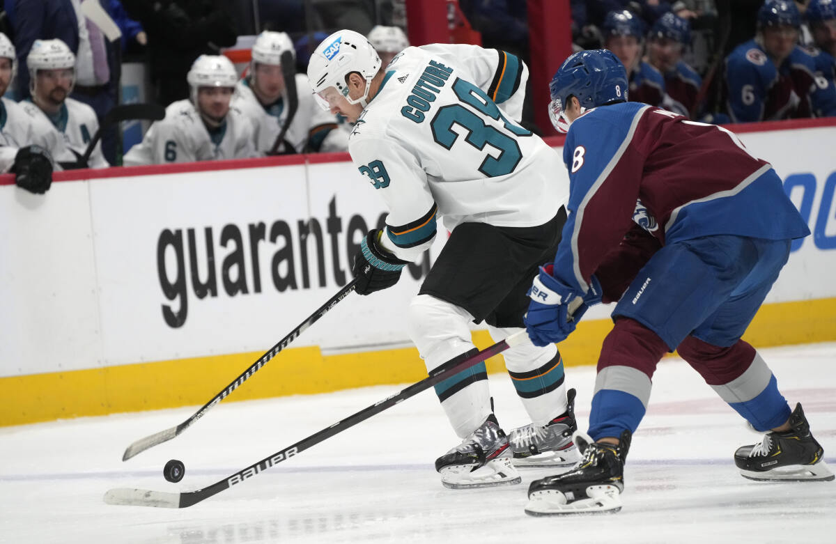 Avs' Francouz exits early vs. Jets after scary collision
