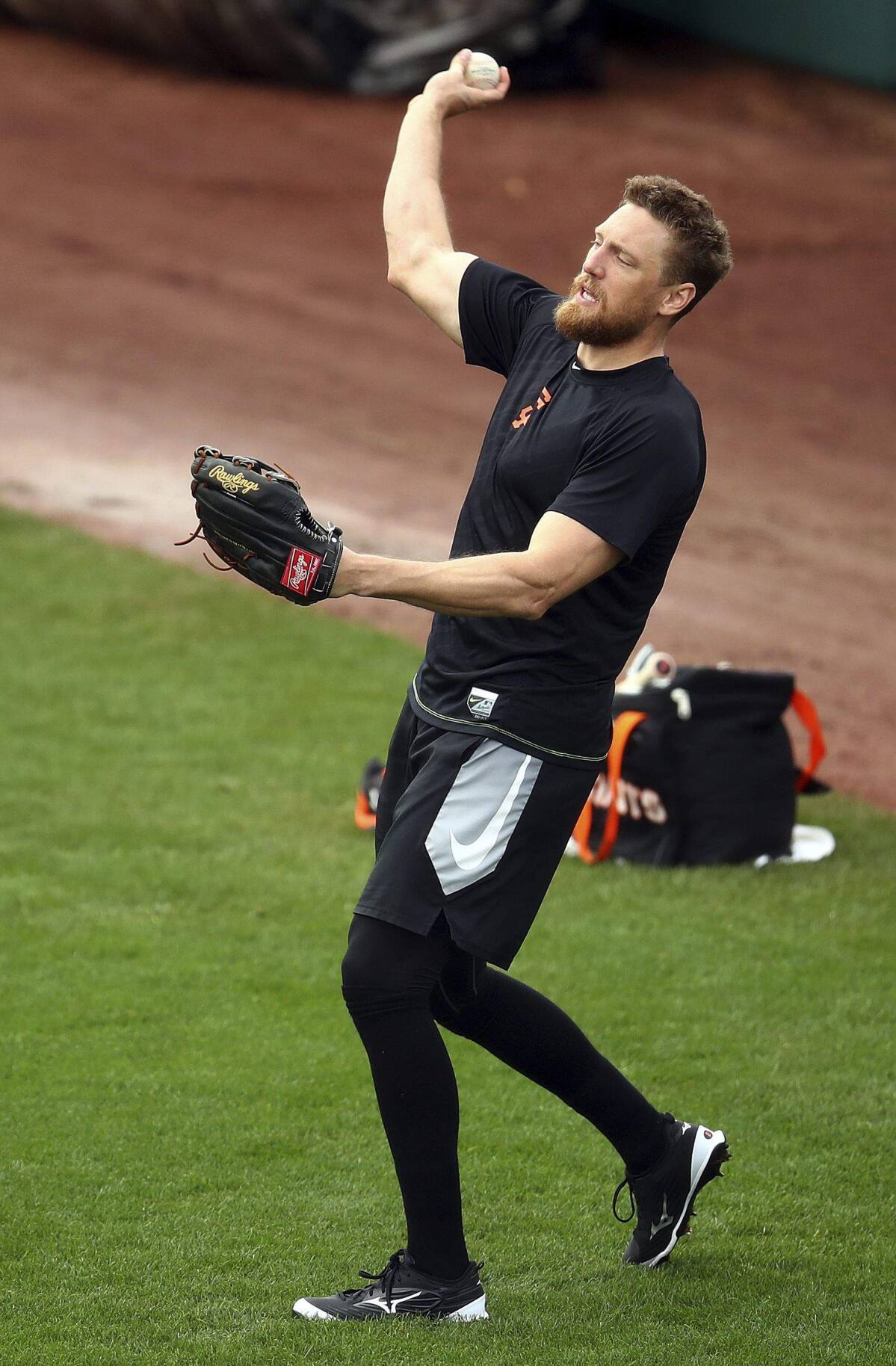 Giants' Hunter Pence settles into new outfield position