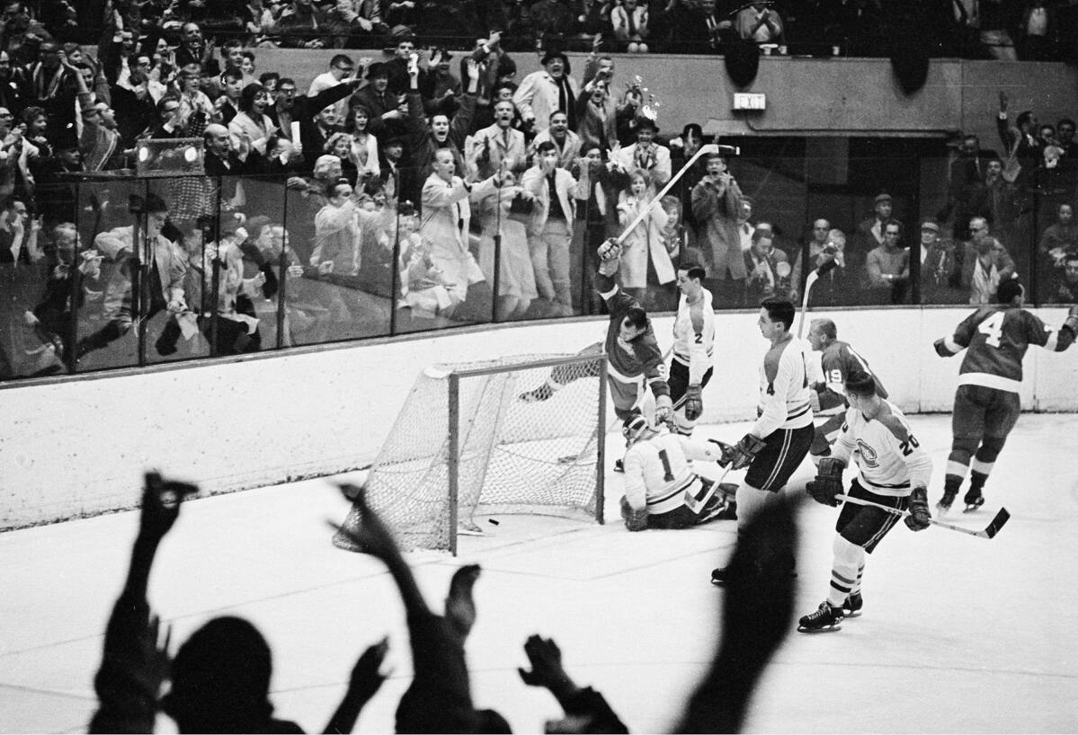 Mr. Hockey' Gordie Howe Dies at Age 88 - WSJ