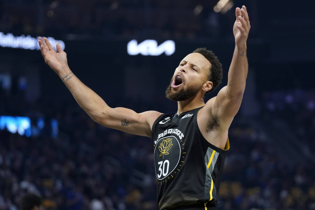 Warriors defeat Knicks in Stephen Curry's record-breaking night at