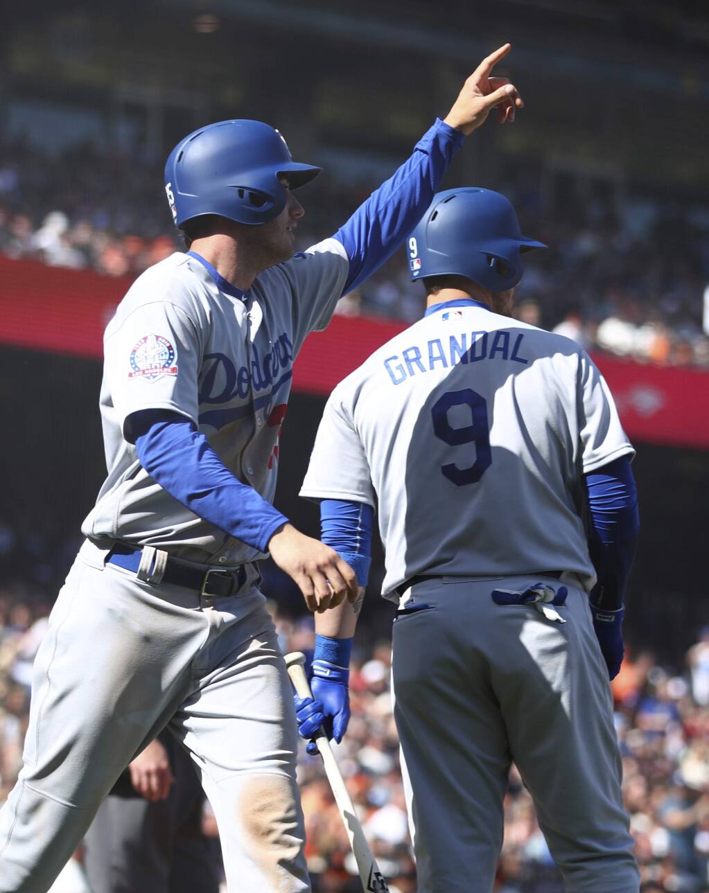 Dodgers celebrate Farmer's walk-off in first Major League at-bat