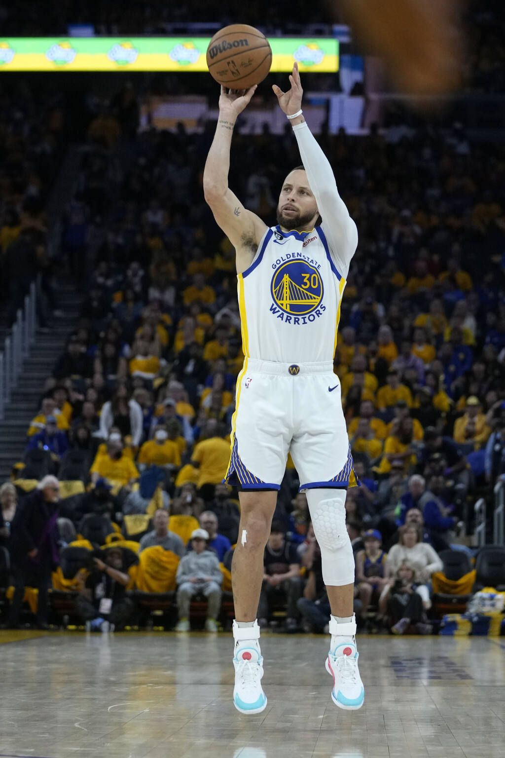 Warriors go deep in season-opening win over Lakers, led by Steph Curry