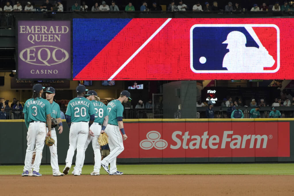 Why did the Seattle Mariners hold a players-only meeting