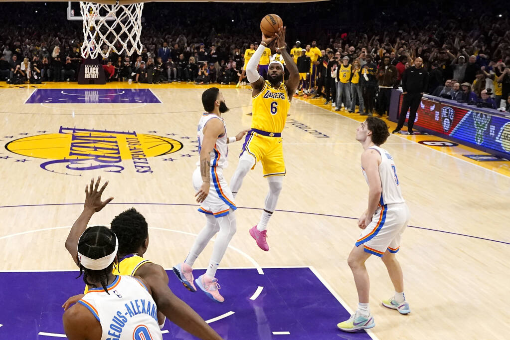 Lakers: Watch LeBron James' Record-Breaking Shot to Move Into