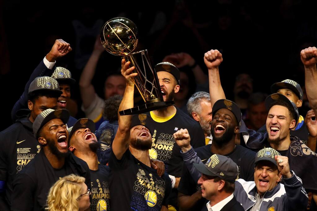 NBA: Shaun Livingston helps Golden State Warriors trophy presentation