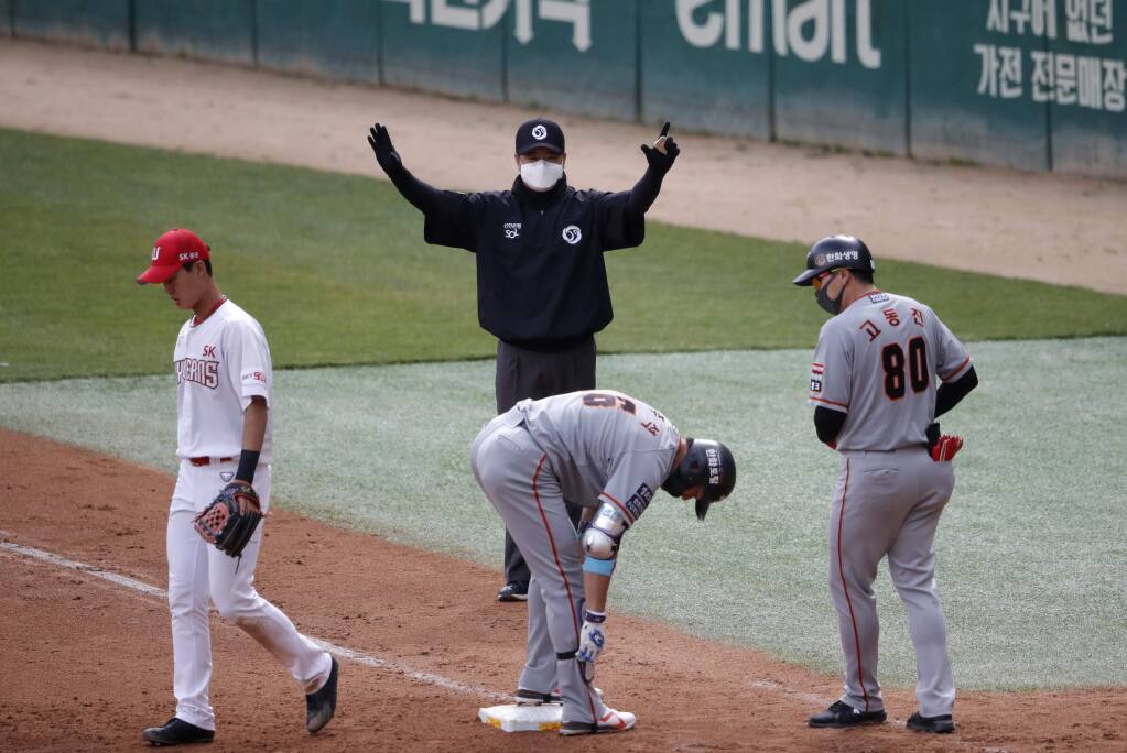 Twins beat Heroes to stave off KBO postseason elimination