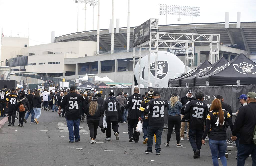 Barber: Raiders should play at Levi's Stadium in 2019