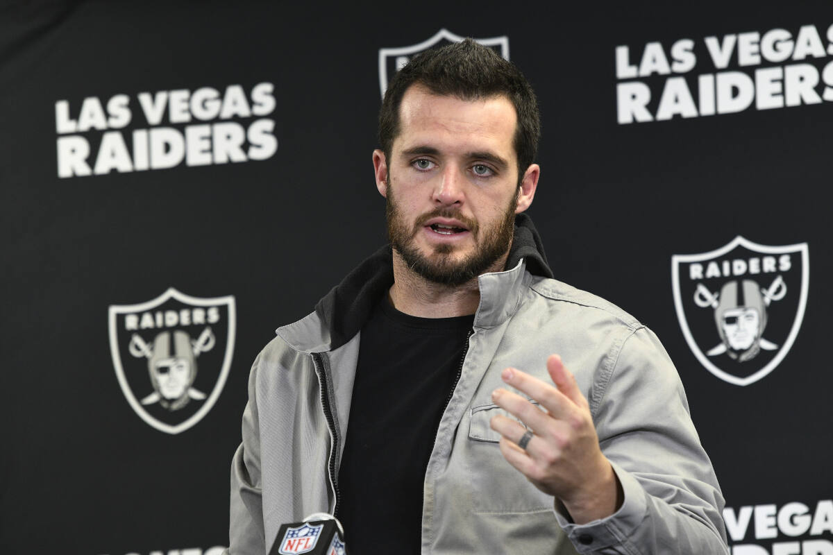 Raiders Bench QB Carr, Will Start Stidham for Final 2 Games - Bloomberg