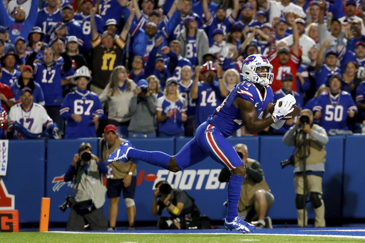 Stefon Diggs scores 3 TDs for Bills in 41-7 rout of Titans