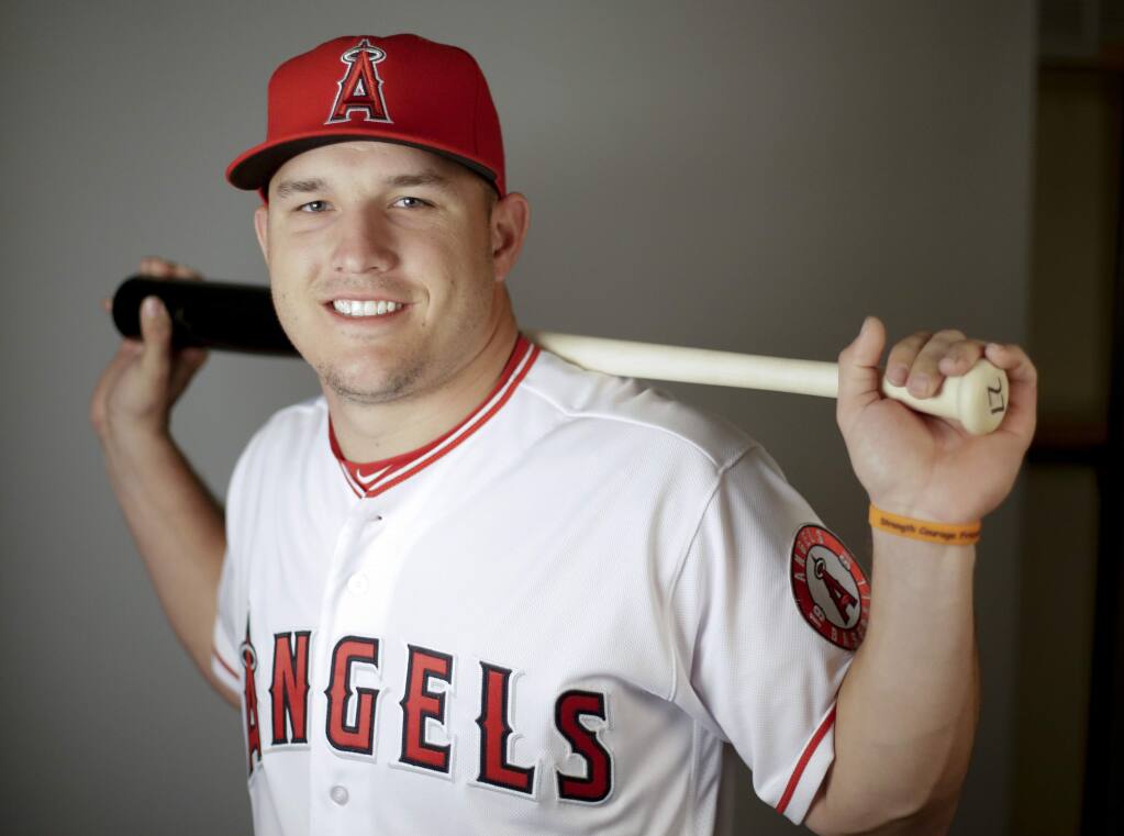 Mike Trout uses bat, glove to help Angels beat A's 8-2