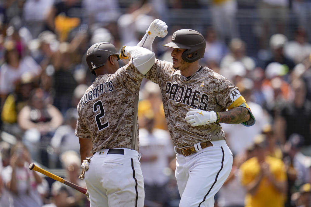 Manny Machado hits two home runs in Padres' eighth straight win