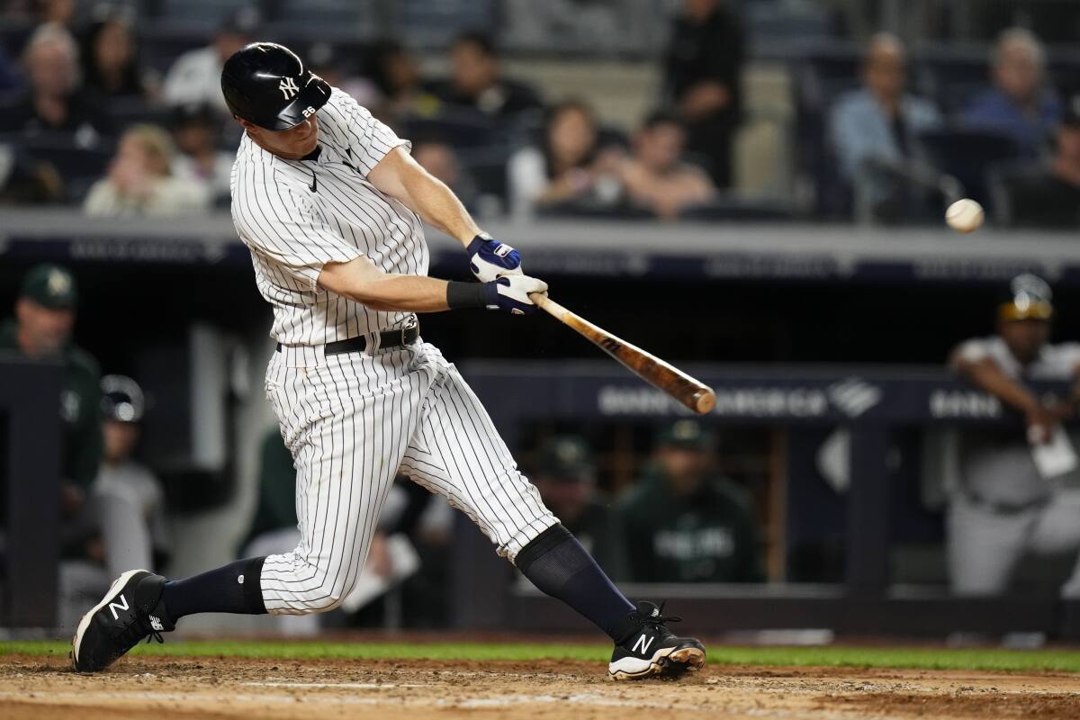 Switch-hitting Aaron Hicks gets right side up for Yankees