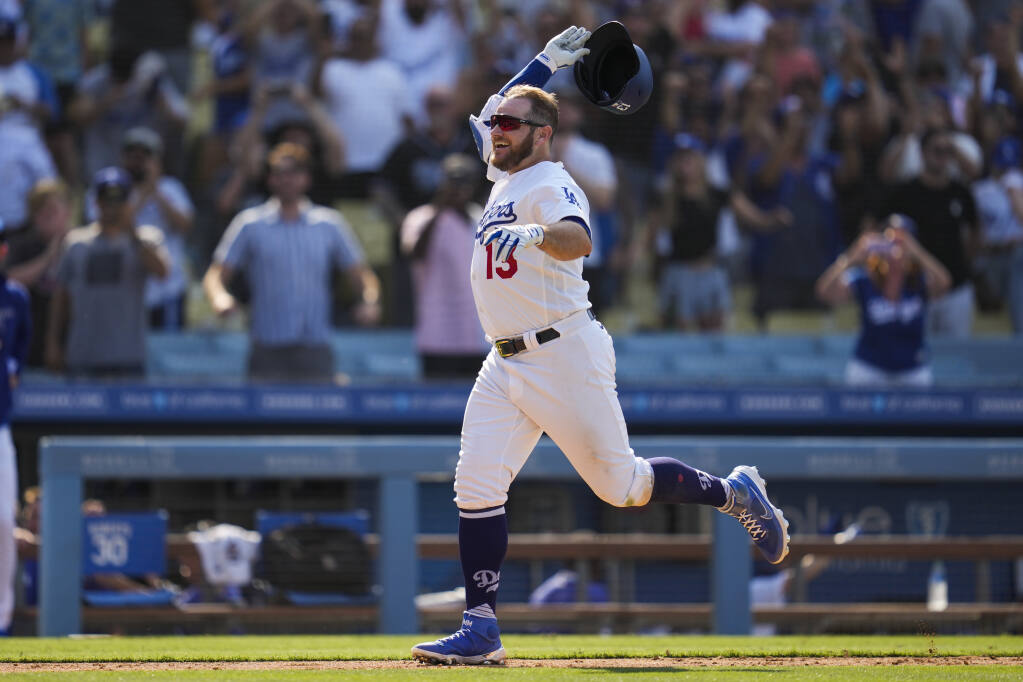 A's first-round pick Max Muncy signs, works out with team