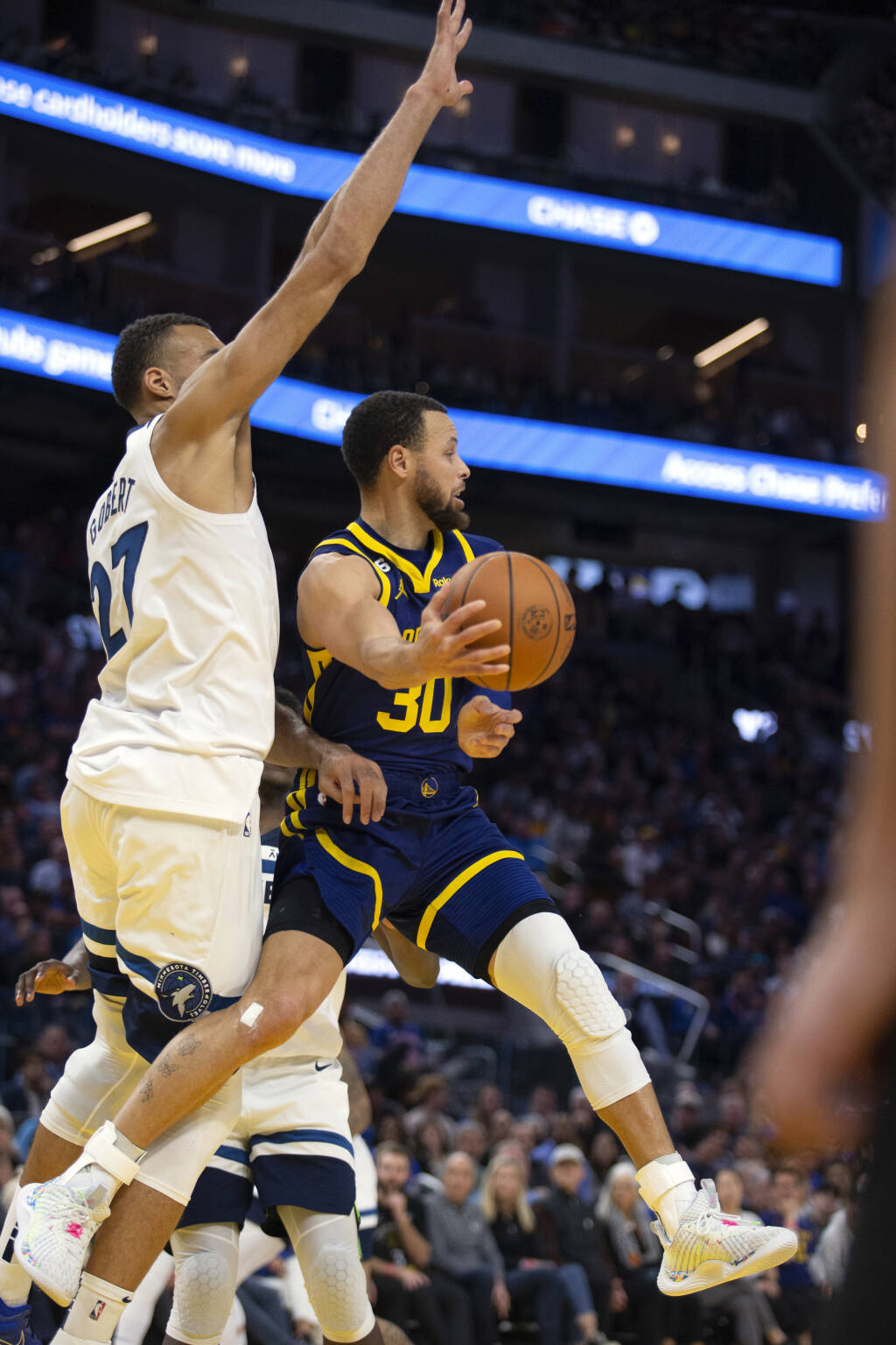 NBA roundup: Stephen Curry (42) guides Warriors past Pelicans