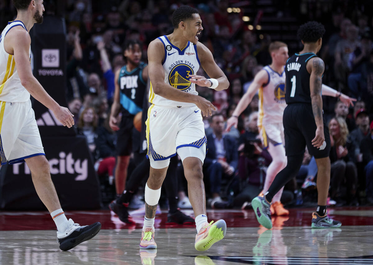 NBA roundup: Warriors hang 157 on Blazers, glide into playoffs