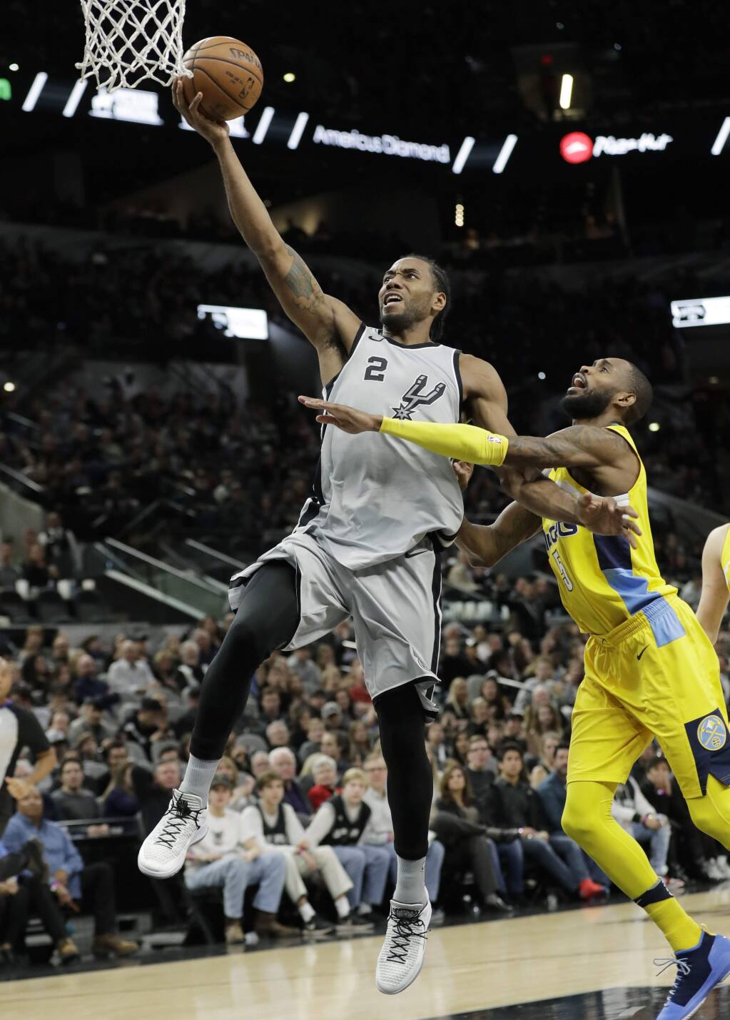 Leonard, record half help Spurs roll in Game 3