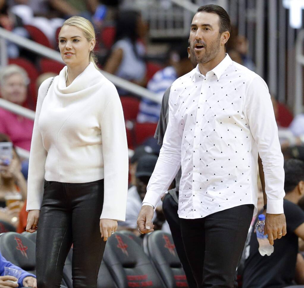 Pregnant Kate Upton Shows Off Baby Bump at Husband's Game: Photos