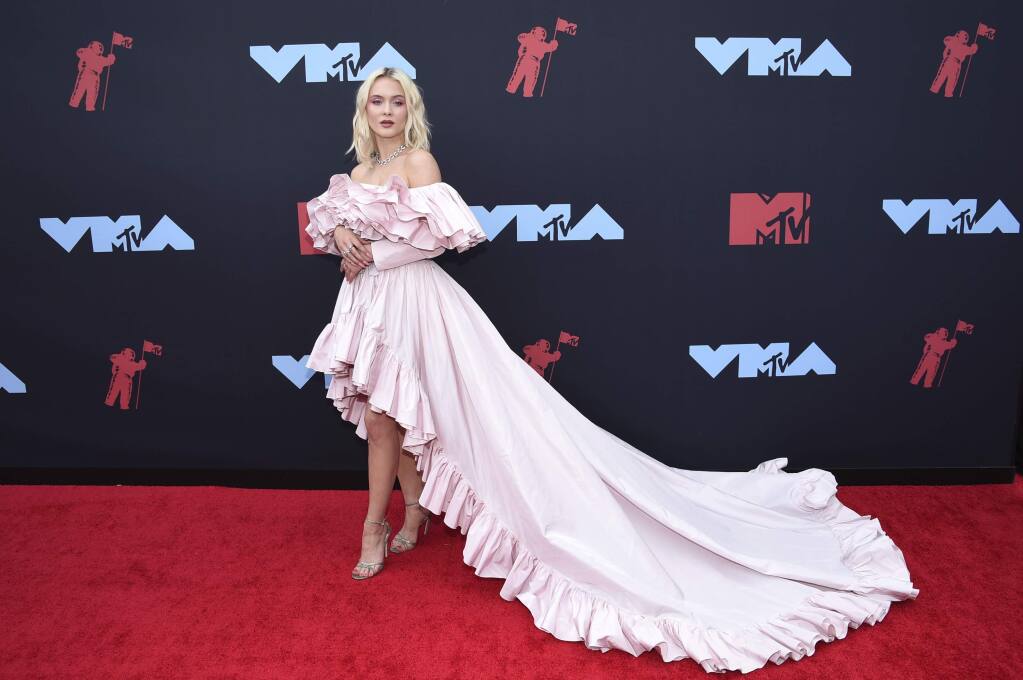 MTV VMAs red carpet fashion