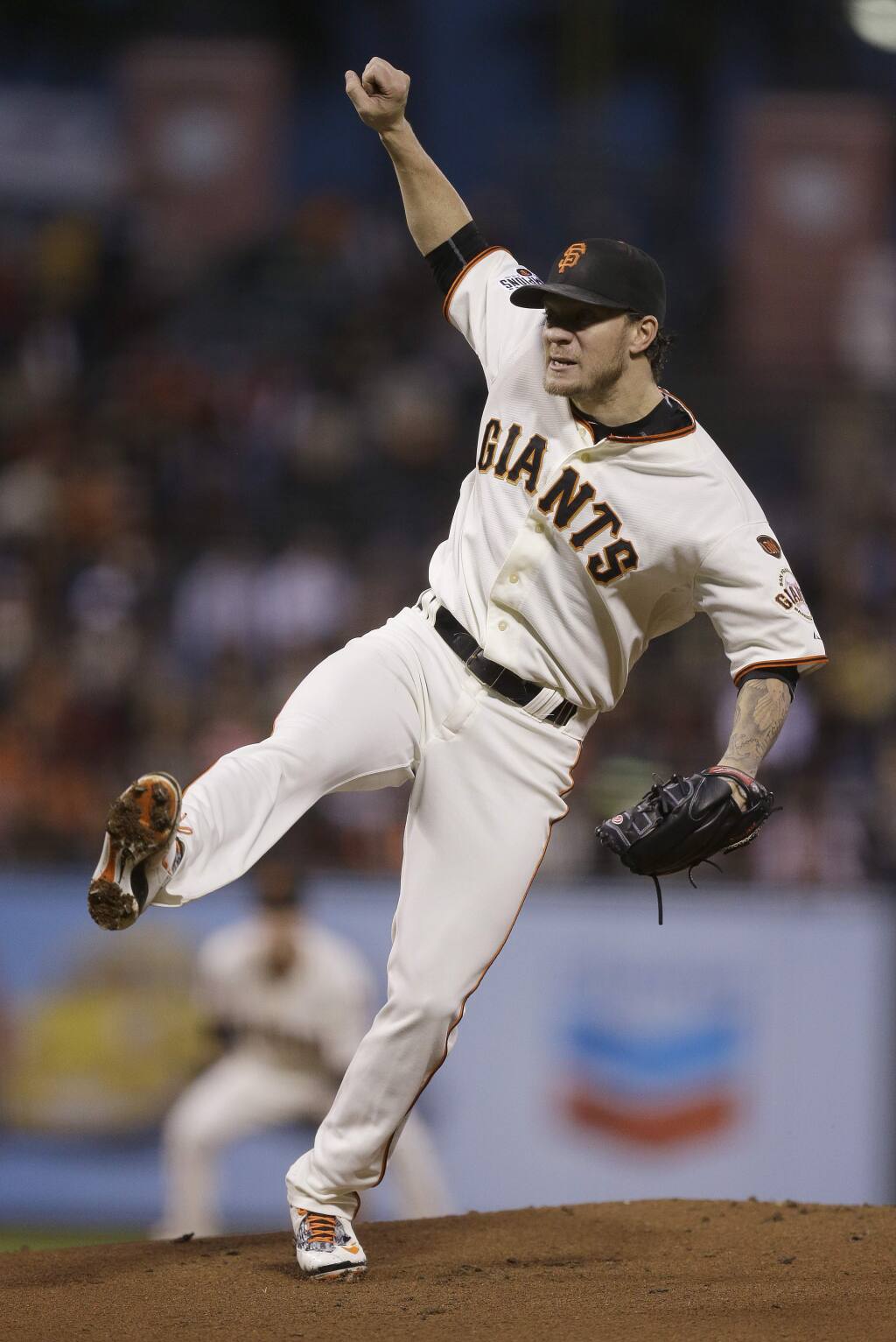Jake Peavy hits 1st homer in 9 years, pitches Giants past Reds 5-3