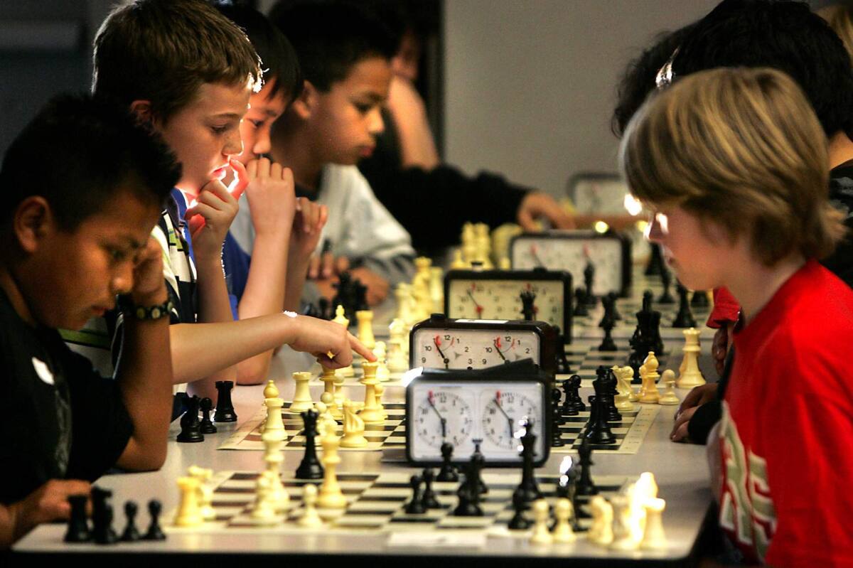 Шахматы 1 игрок. Шахматы "игрок". Самая длинная партия в шахматы в мире. Игра в шахматы за столиком. Игра футболистов в шахматы.