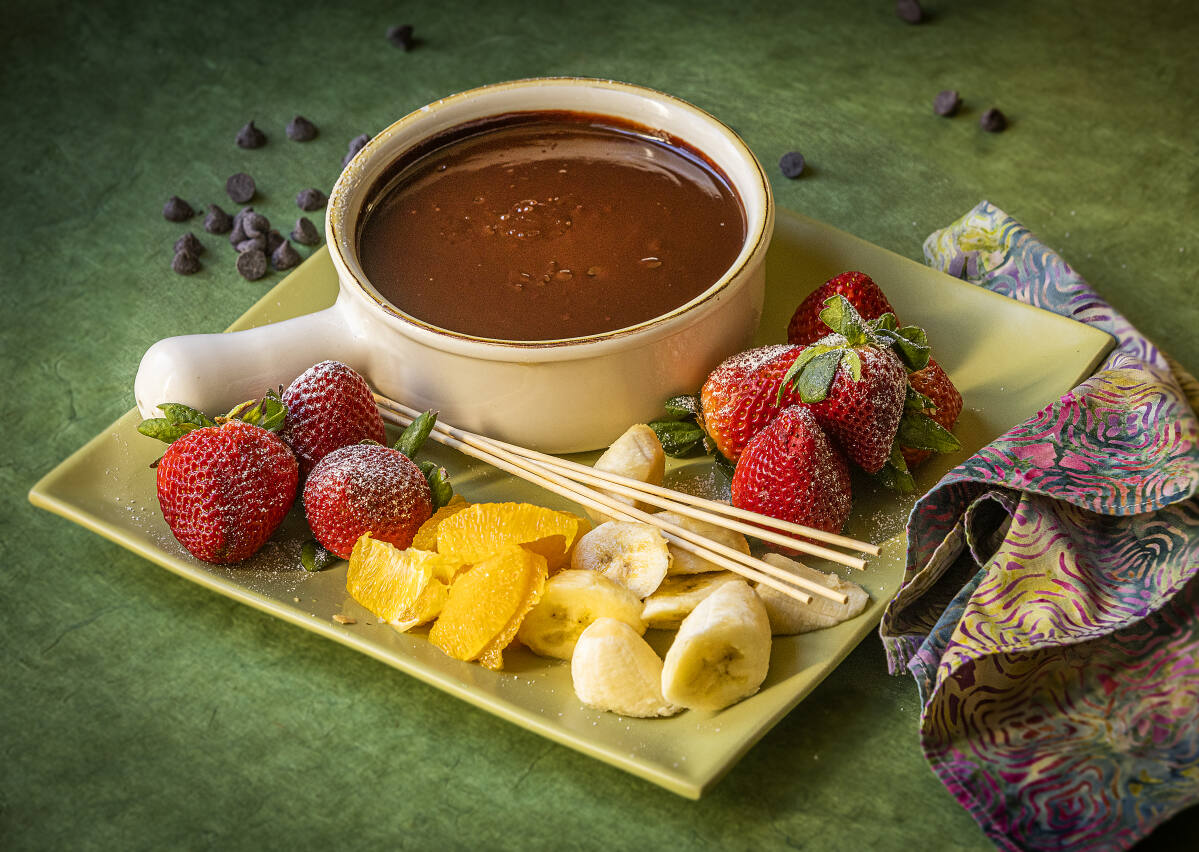Chocolate fondue: Everything about its history and varieties