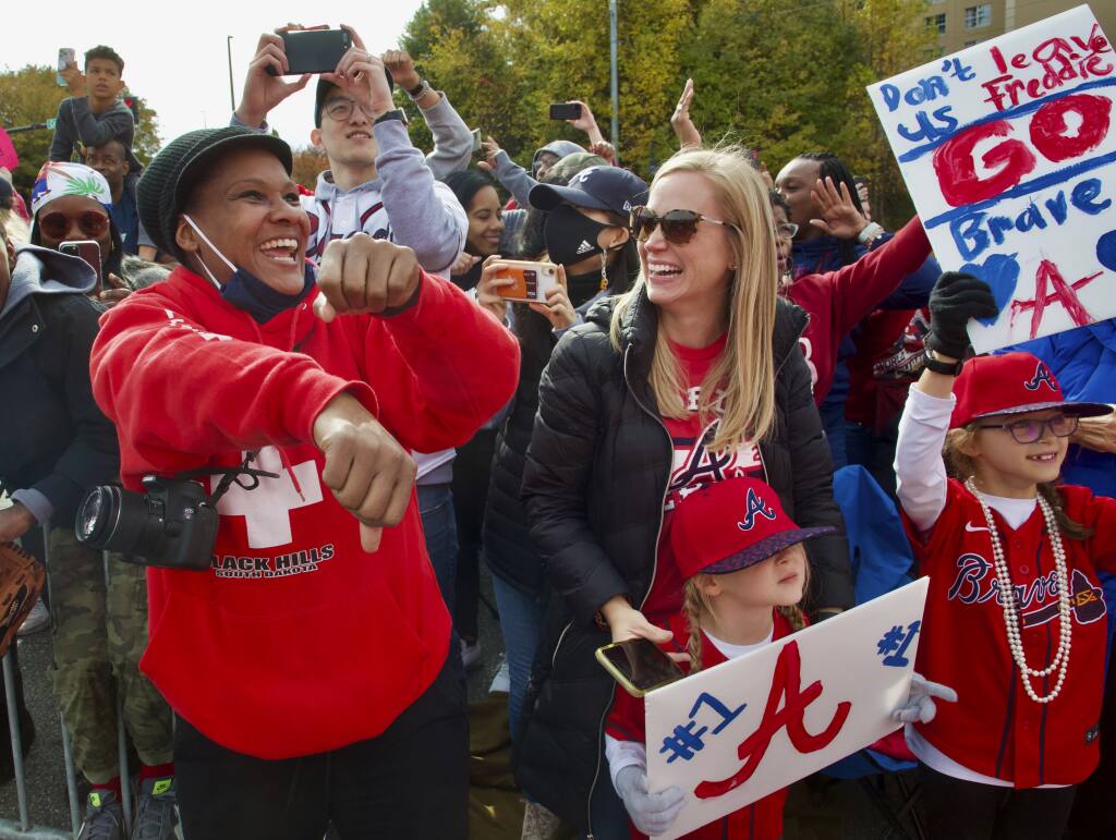 Hundreds of thousands fans celebrate Braves title in parade
