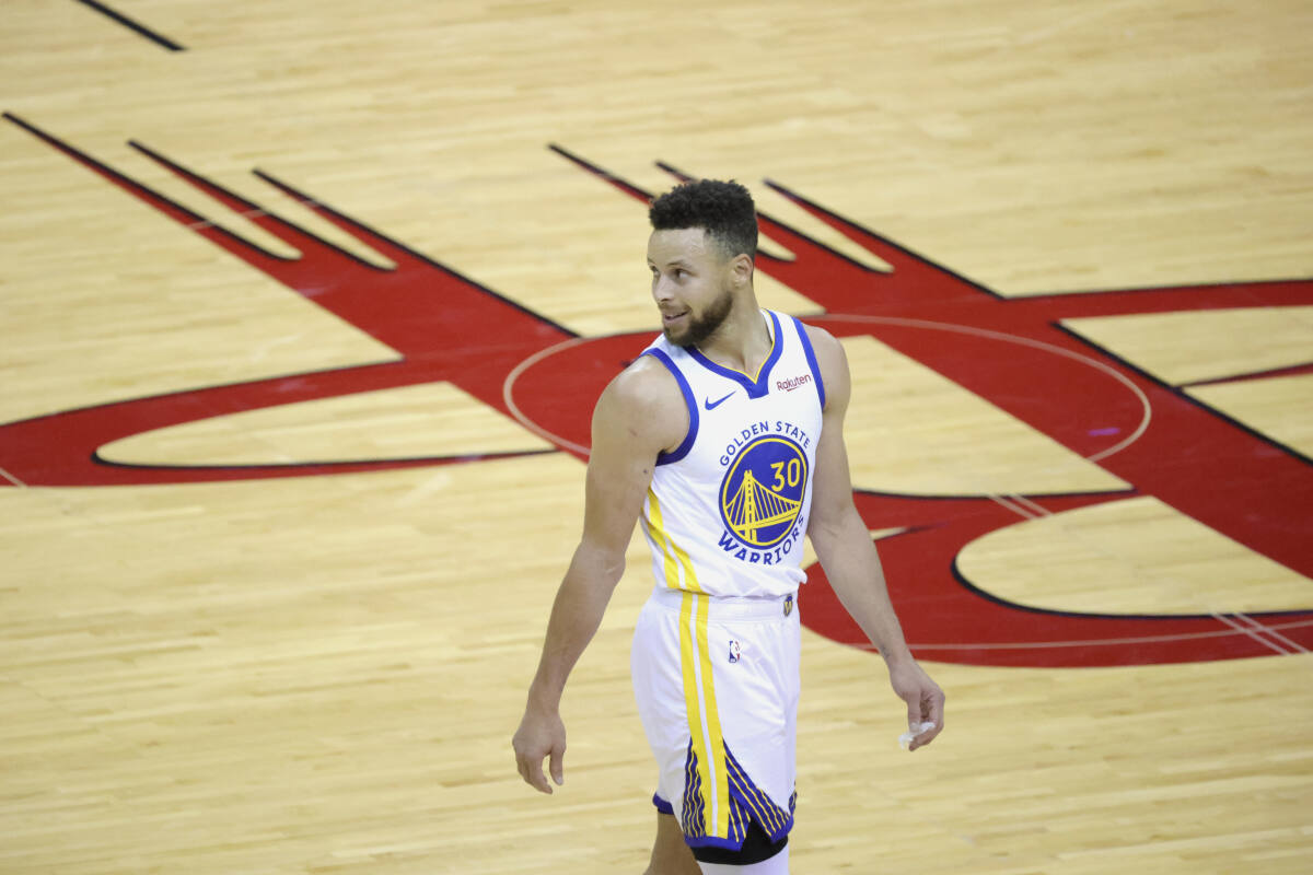 Stephen Curry, WNBA players receive Jackie Robinson award from NAACP